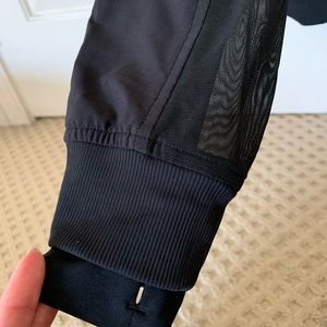 Lululemon light weight summer bomber jacket 4